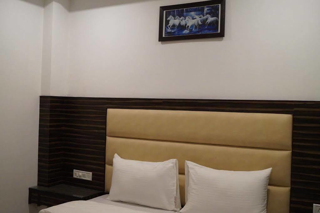 Отель Omega Residency Нью-Дели Экстерьер фото